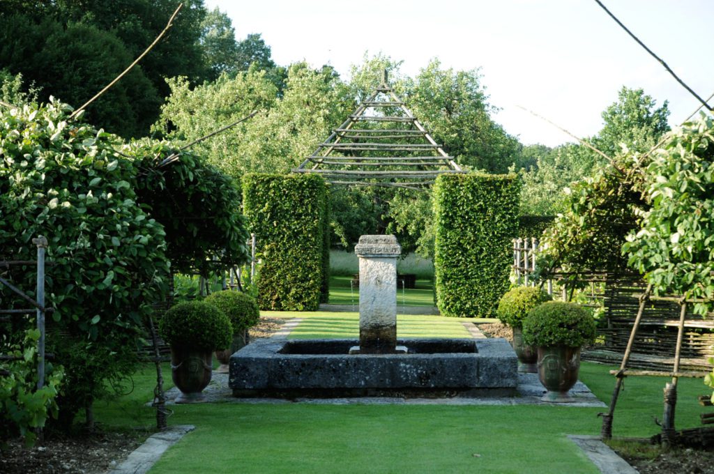 Box hedges around a fountain at Orsan Priory Gardens © Franck Schmitt
