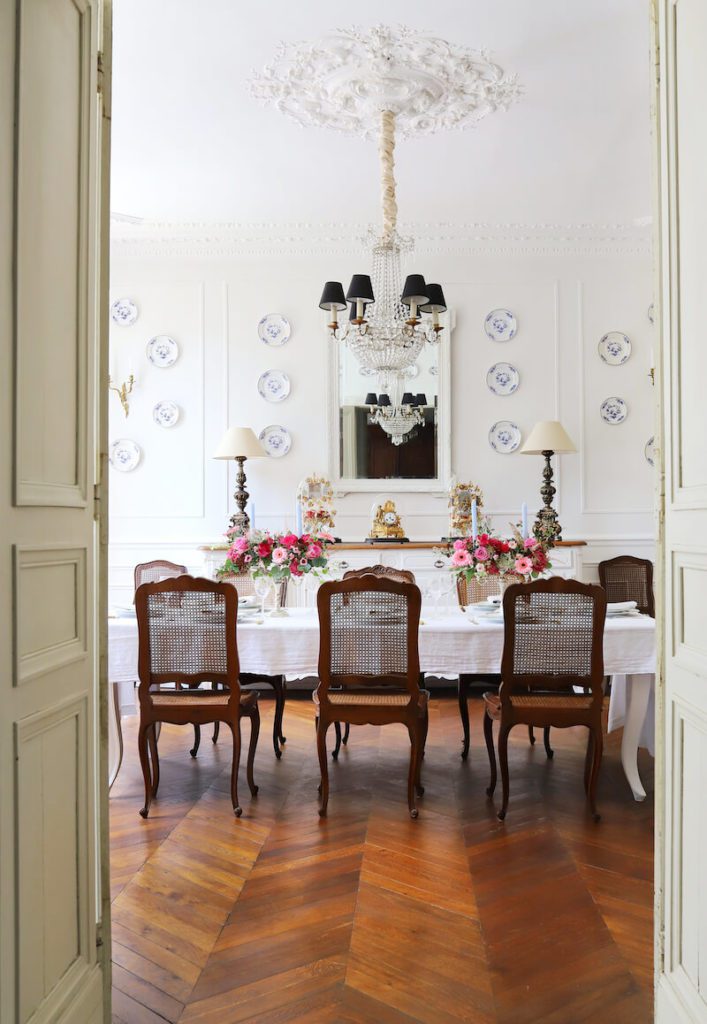 a view into a dining room with 6 chairs