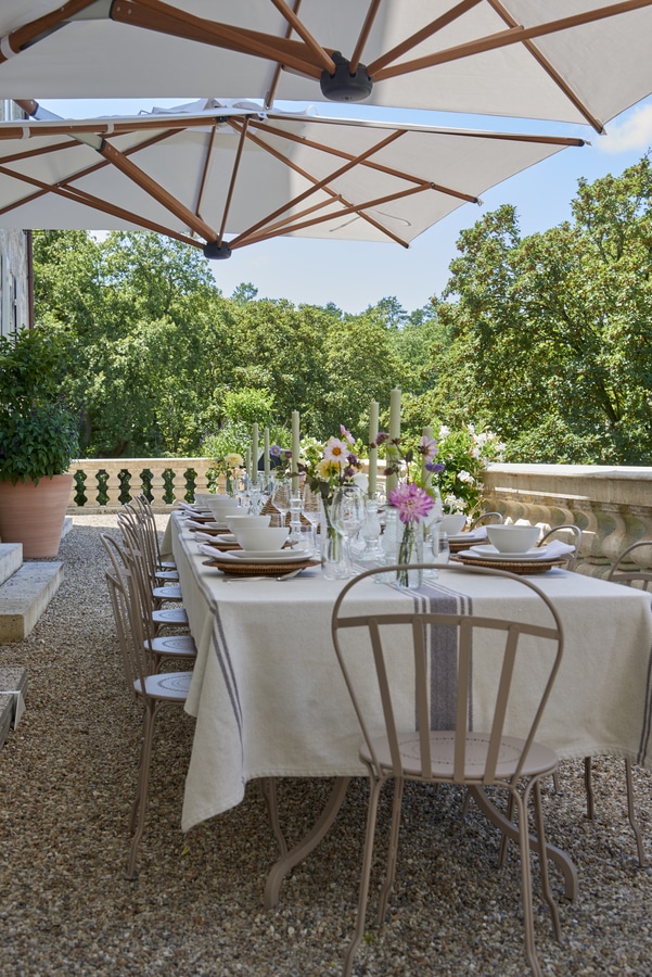 Long formal outdoor dining table - Spring tablescape