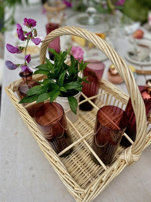 Wicker drinks basket