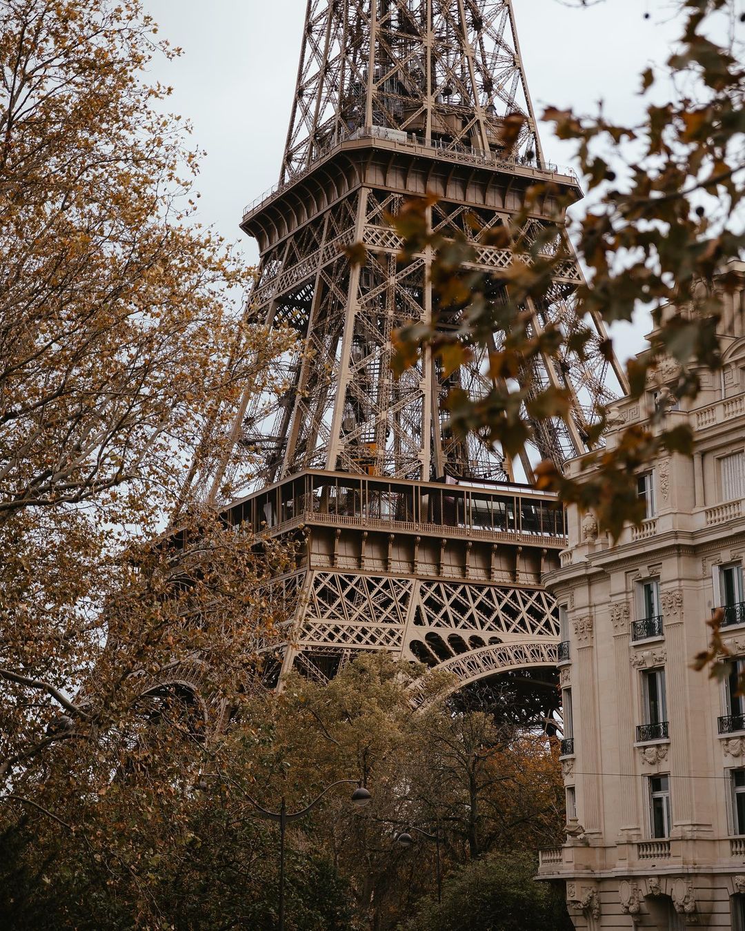 fall in paris eiffel tower