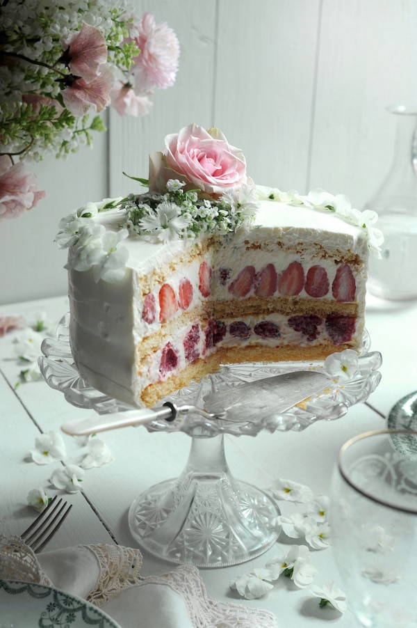 berry layer cake with spring flowers