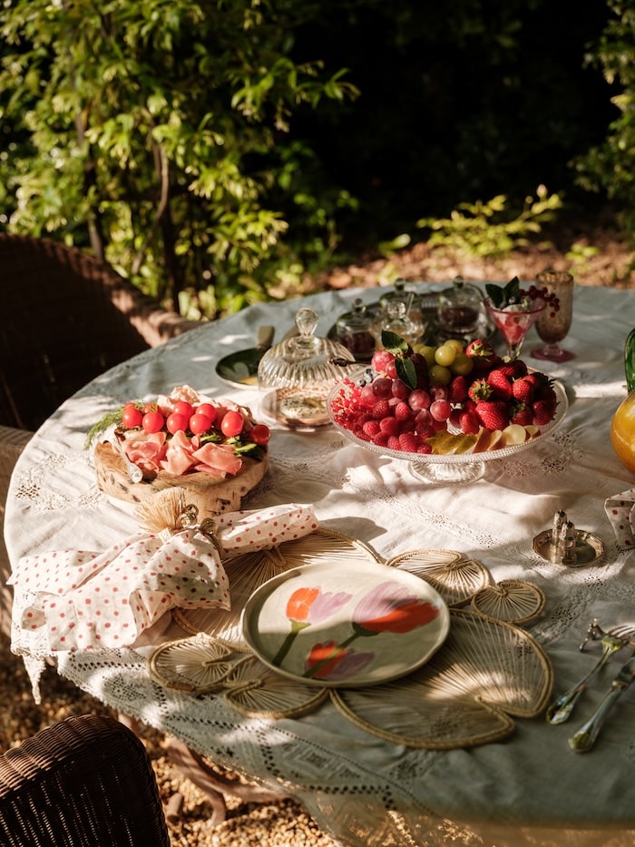 breakfast outside at le mas de chabran