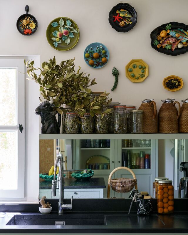 Dried leaves and herbs for traditional French cooking and cleaning.