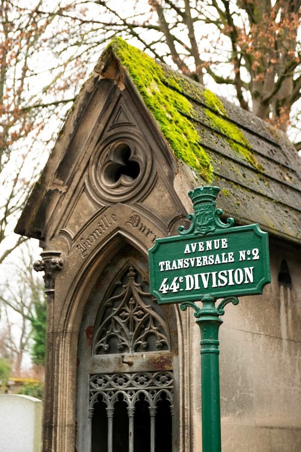 pere lachaise cemetery street sign